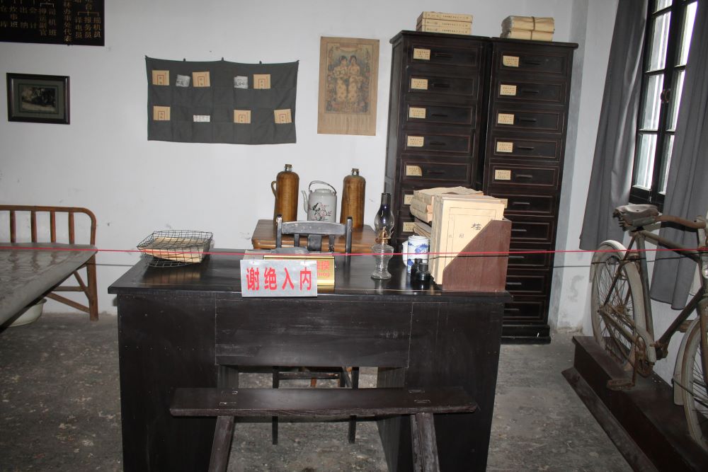 B&agrave;n l&agrave;m việc của đồng ch&iacute; Hồ Quang (Nguyễn &Aacute;i Quốc) tại Văn ph&ograve;ng B&aacute;t Lộ qu&acirc;n Quế L&acirc;m. Ảnh Chu Kh&ocirc;i