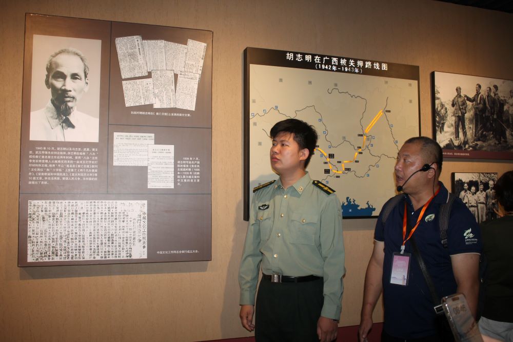 C&aacute;n bộ di tich B&aacute;t Lộ qu&acirc;n Quế L&acirc;m giới thiệu về B&aacute;c Hồ. Ảnh Chu Kh&ocirc;i