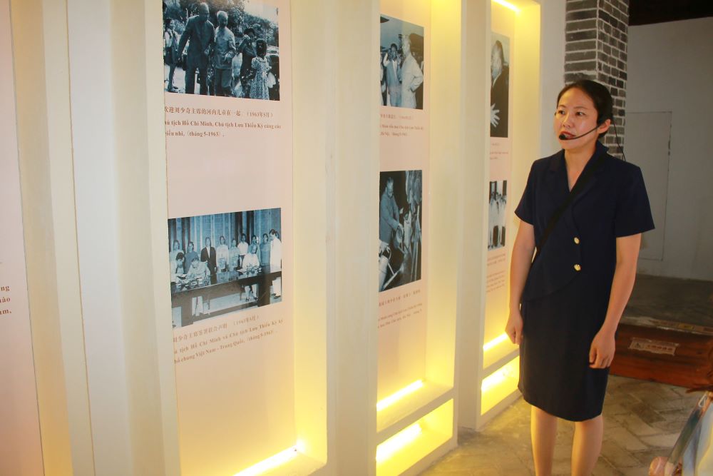 B&agrave; Lục Quốc Cơ giới thiệu về&nbsp;Di t&iacute;ch Cơ quan b&iacute; mật của Đảng Cộng sản Việt Nam tại thị trấn Long Ch&acirc;u. Ảnh CK