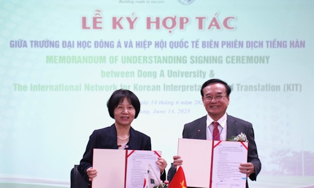 Chủ tịch Hội đồng trường Đại học Đông Á, Lương Minh Sâm ký kết hợp tác Nghiên cứu ngôn ngữ và Văn hoá Hàn Quốc về thúc đẩy các hoạt động nghiên cứu và giáo dục quốc tế.