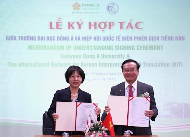 Chủ tịch Hội đồng trường Đại học Đông Á, Lương Minh Sâm ký kết hợp tác Nghiên cứu ngôn ngữ và Văn hoá Hàn Quốc về thúc đẩy các hoạt động nghiên cứu và giáo dục quốc tế.