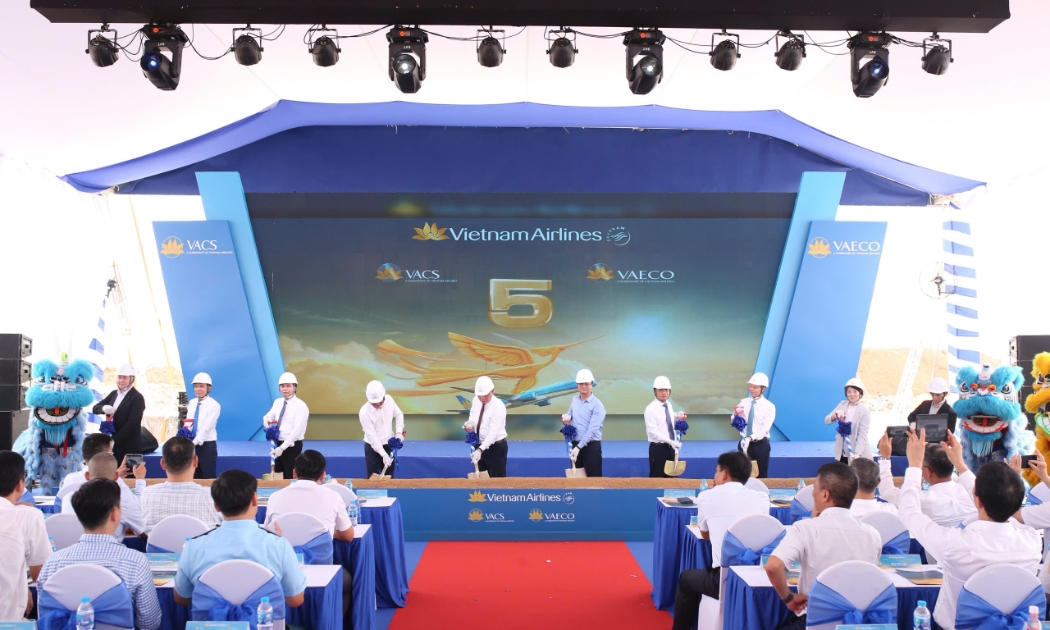 Các đại biểu thực hiện nghi thức khởi công. Ảnh: VNA