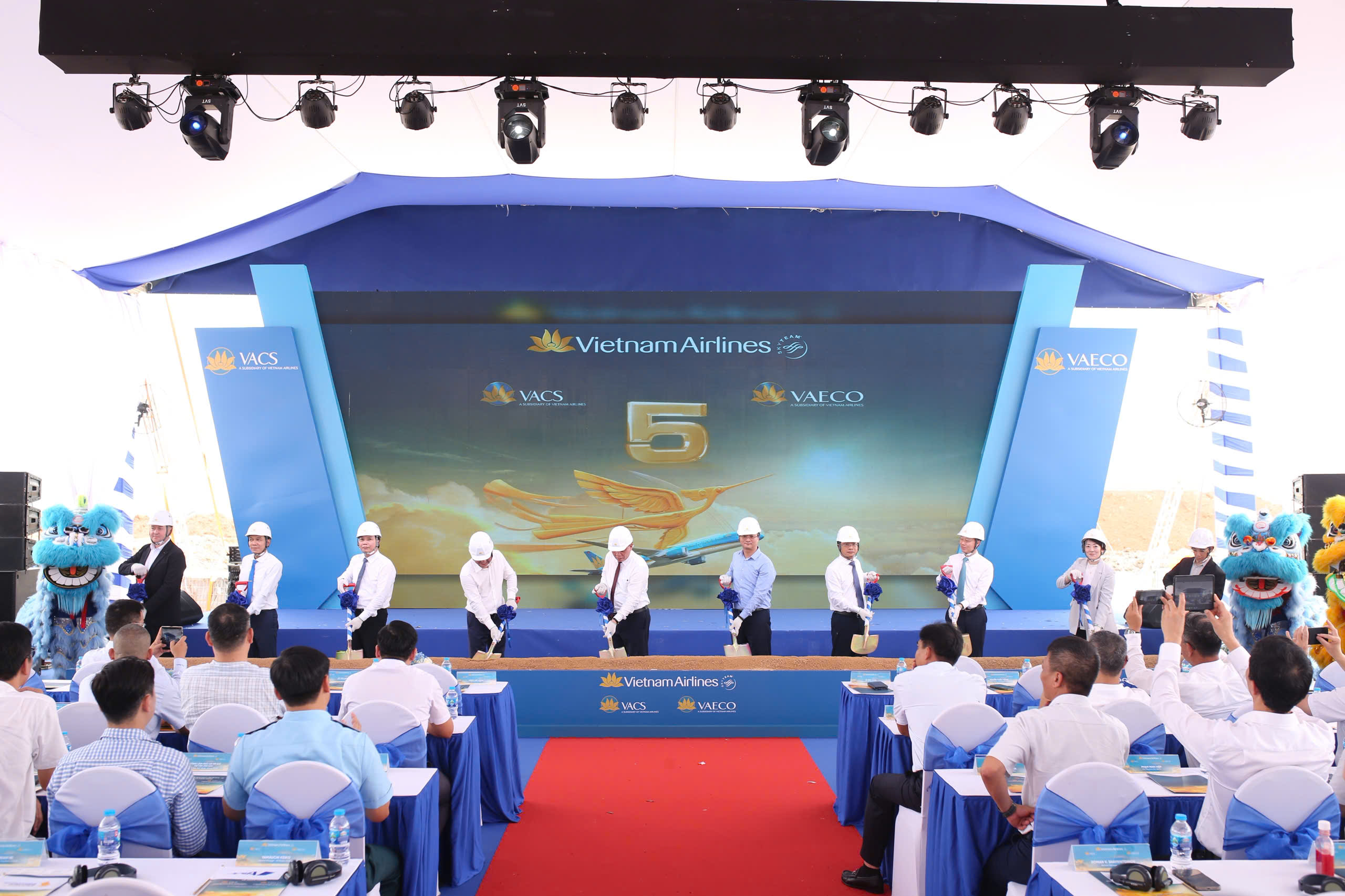 Các đại biểu thực hiện nghi thức khởi công. Ảnh: VNA