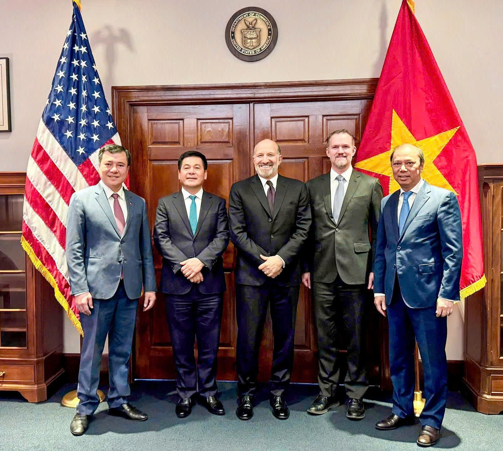 Chiều 12/6, tại Hoa Kỳ Bộ trưởng Nguyễn Hồng Di&ecirc;n đ&atilde; c&oacute; phi&ecirc;n đ&agrave;m ph&aacute;n với Bộ trưởng Bộ Thương mại Hoa Kỳ Howard Lutnick v&agrave; Đại sứ Jamieson Greer, Trưởng Đại diện Thương mại Hoa Kỳ.