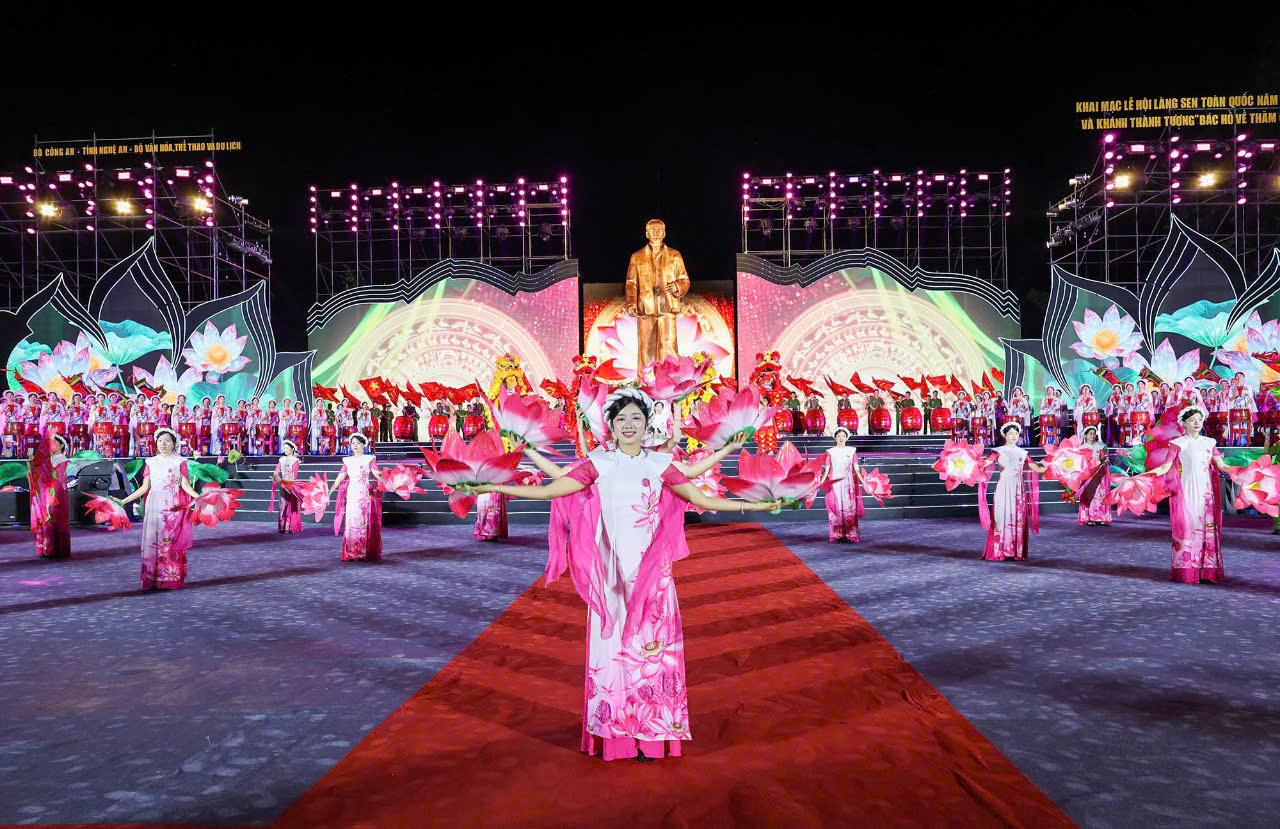 Lễ hội l&agrave;ng Sen