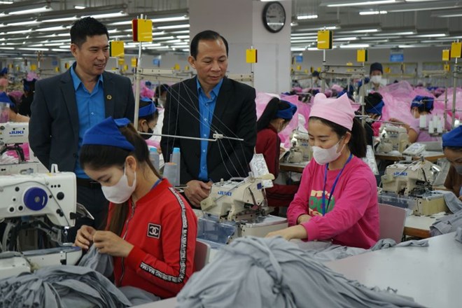 Ông Võ Mạnh Sơn - Chủ tịch LĐLĐ tỉnh Thanh Hóa (giữa ảnh) - thăm hỏi, động viên người lao động tại Khu công nghiệp Lê Môn, TP Thanh Hóa