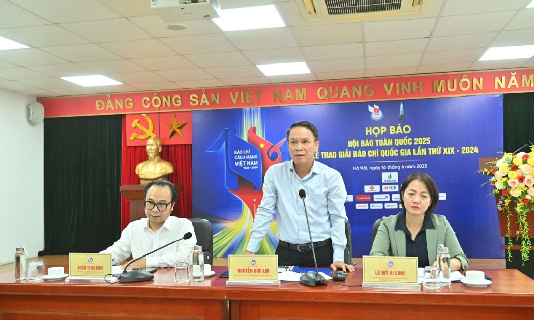 Phó Chủ tịch Thường trực Hội Nhà báo Việt Nam Nguyễn Đức Lợi  phát biểu tại buổi họp báo.
