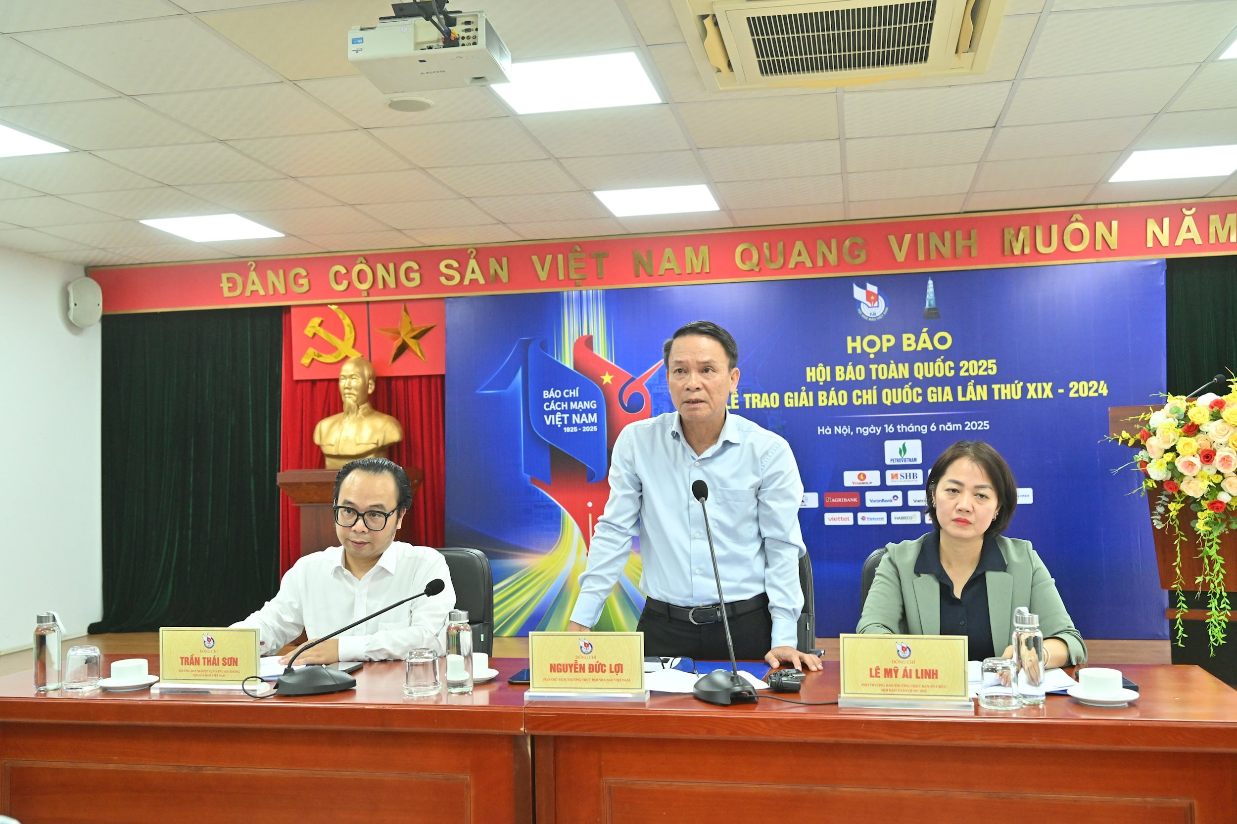 Phó Chủ tịch Thường trực Hội Nhà báo Việt Nam Nguyễn Đức Lợi  phát biểu tại buổi họp báo.