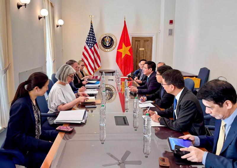 Minister of Industry and Trade Nguyen Hong Dien, and Ambassador Jamieson Greer, US Trade Representative,  at the negotiation session.