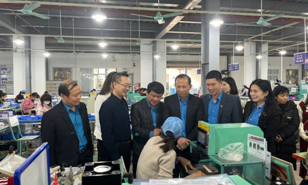 Liên đoàn lao động tỉnh và Công đoàn Khu kinh tế Nghi Sơn và các Khu công nghiệp tỉnh Thanh Hoá thăm, tặng quà công nhân lao động Công ty TNHH Giày Aleron Việt Nam