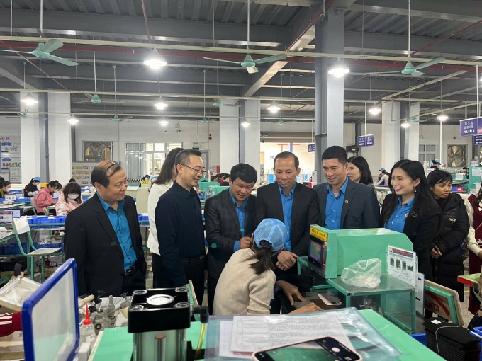 Liên đoàn lao động tỉnh và Công đoàn Khu kinh tế Nghi Sơn và các Khu công nghiệp tỉnh Thanh Hoá thăm, tặng quà công nhân lao động Công ty TNHH Giày Aleron Việt Nam