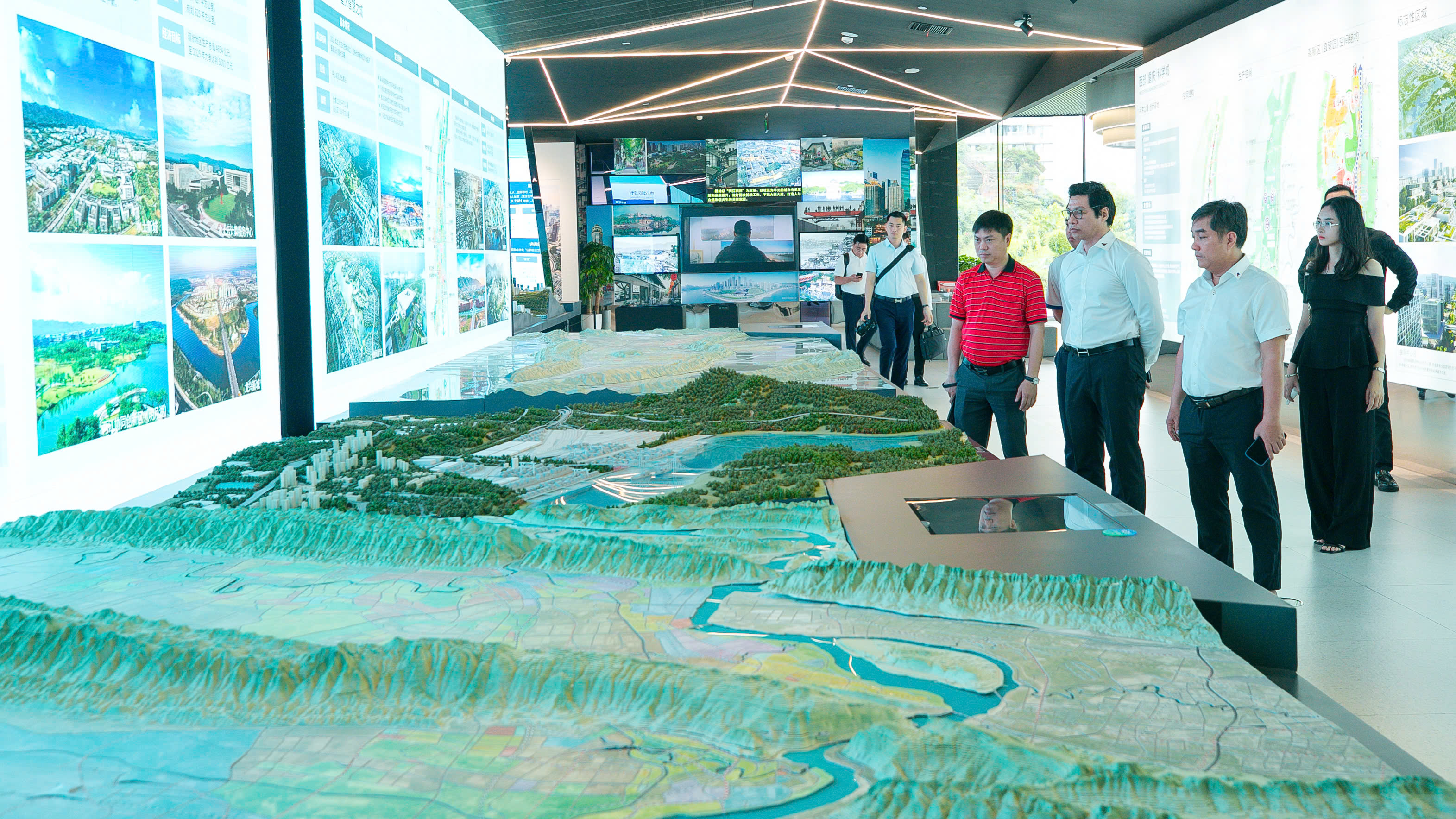 Đoàn công tác tham quan Cung Triển lãm quy hoạch Thành phố Trùng Khánh (Trung Quốc).