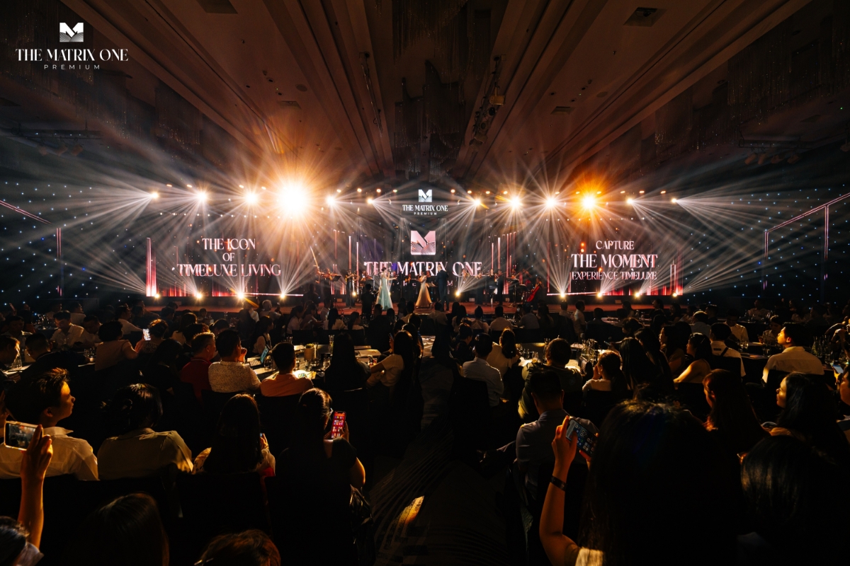 H&agrave;ng trăm kh&aacute;ch h&agrave;ng ấn tượng v&agrave; cảm x&uacute;c trong sự kiện giới thiệu dự &aacute;n The Matrix One Premium.