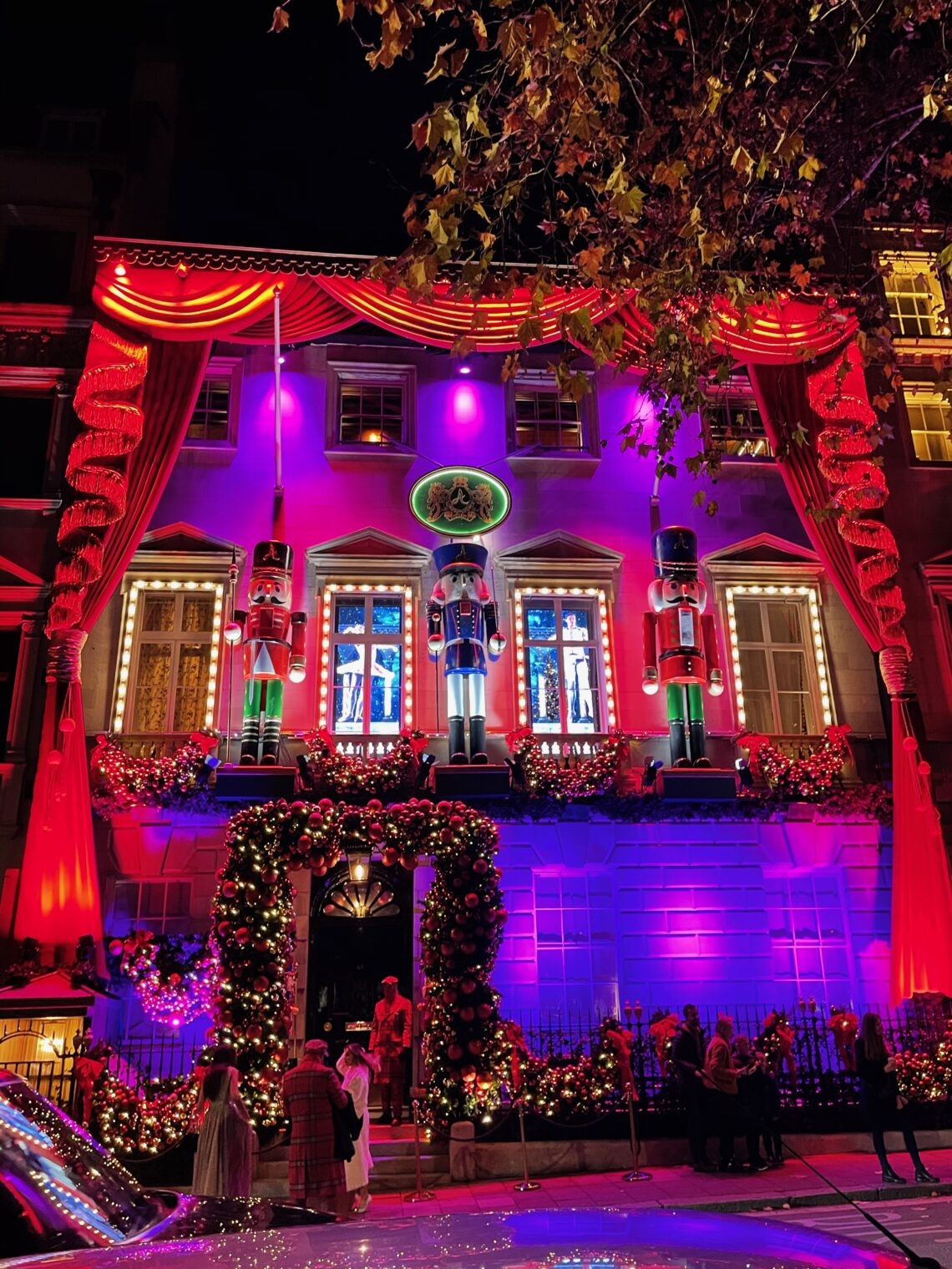 C&acirc;u lạc bộ d&agrave;nh cho hội vi&ecirc;n Annabel's ở London đ&atilde; t&aacute;i hiện vở ballet &ldquo;Kẹp Hạt Dẻ&rdquo; trong m&agrave;n trang tr&iacute; lễ hội hằng năm của m&igrave;nh (như trong h&igrave;nh).