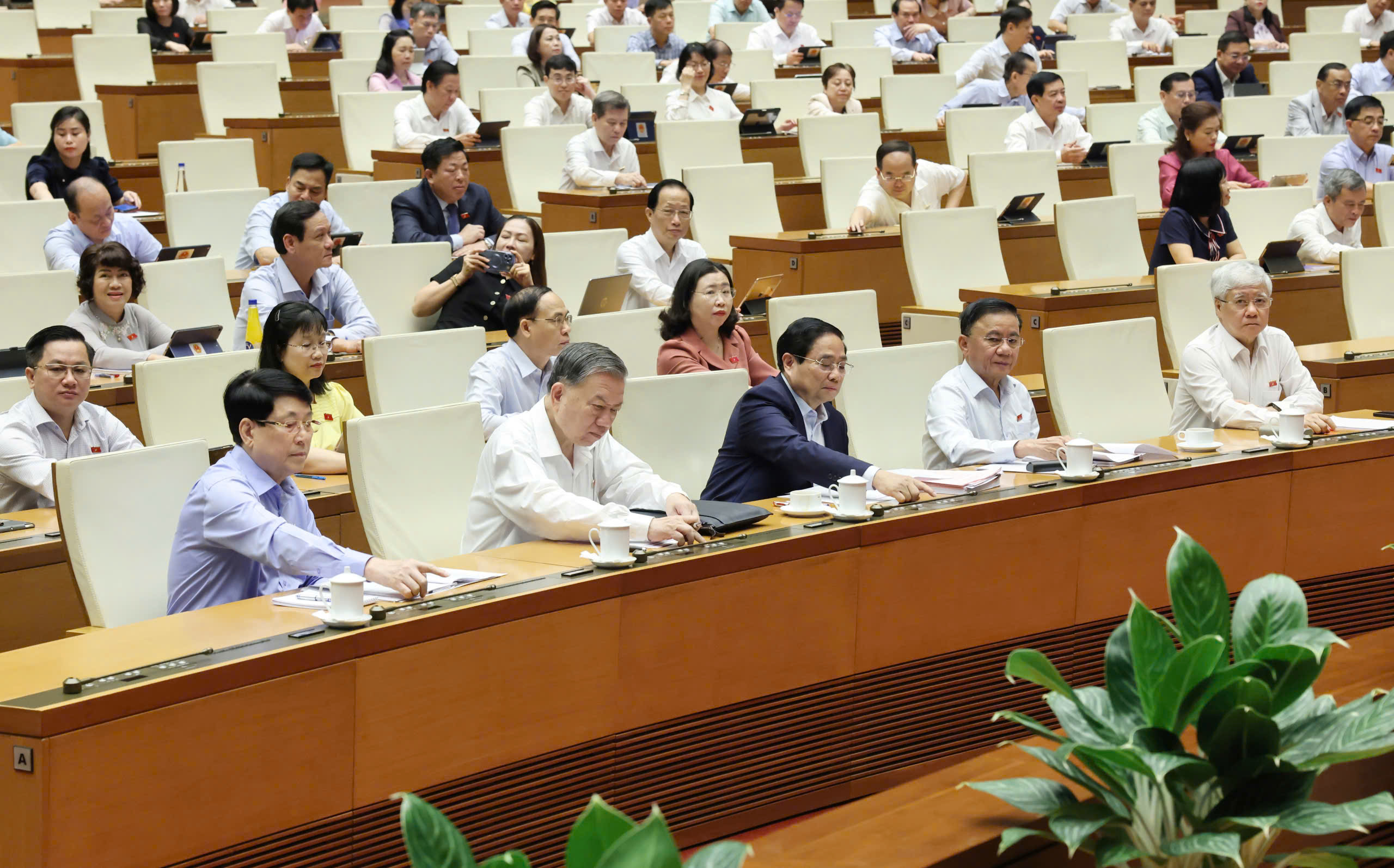 C&aacute;c đại biểu bấm n&uacute;t th&ocirc;ng qua&nbsp;Nghị quyết của Quốc hội sửa đổi, bổ sung một số điều của Hiến ph&aacute;p năm 2013.