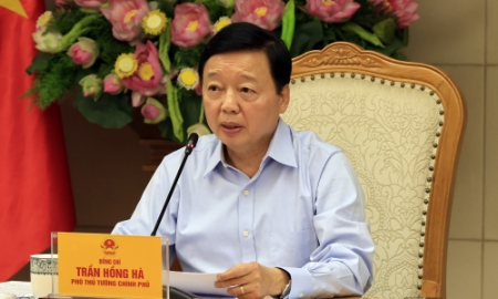 Phó Thủ tướng Trần Hồng Hà chủ trì cuộc họp trực tiếp kết hợp trực tuyến với các bộ, ngành, địa phương về công tác giải phóng mặt bằng phục vụ Dự án đường sắt tốc độ cao Bắc - Nam. Nguồn: VGP/Minh Khôi.