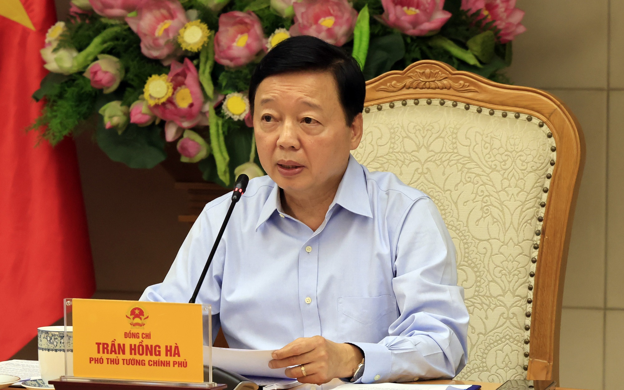 Phó Thủ tướng Trần Hồng Hà chủ trì cuộc họp trực tiếp kết hợp trực tuyến với các bộ, ngành, địa phương về công tác giải phóng mặt bằng phục vụ Dự án đường sắt tốc độ cao Bắc - Nam. Nguồn: VGP/Minh Khôi.