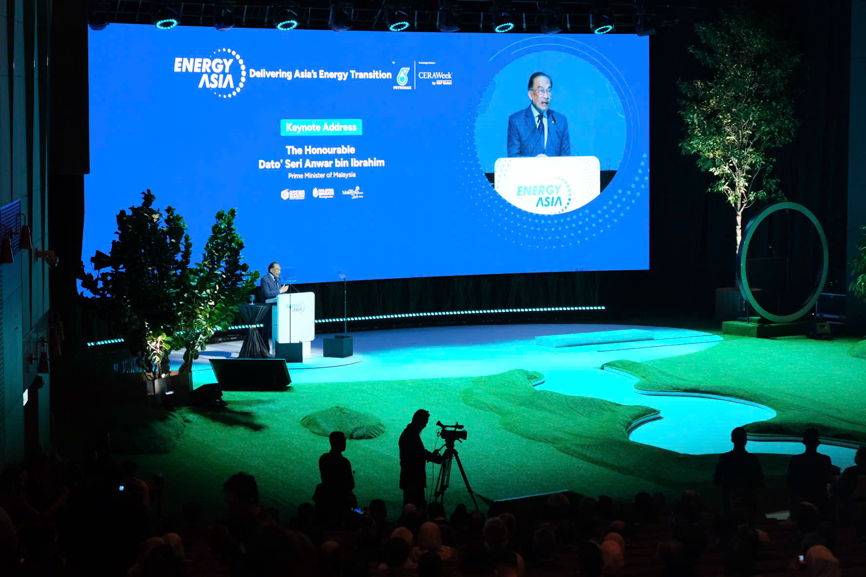 Hội nghị Energy Asia sáng 16/6 với chủ đề "Thúc đẩy Chuyển dịch Năng lượng châu Á" với sự tham dự của Thủ tướng Malaysia Dato’ Seri Anwar bin Ibrahim.