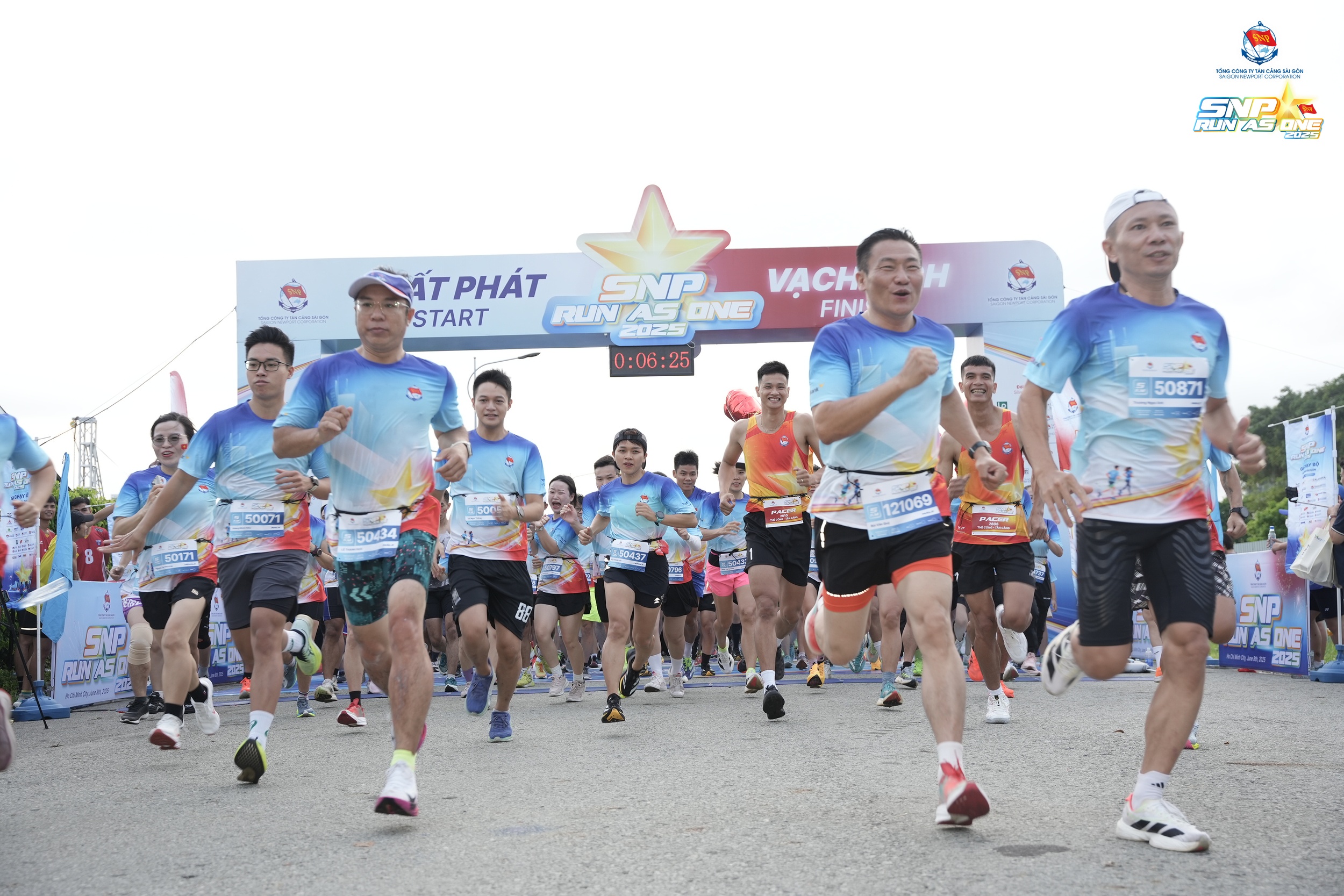 Khoảnh khắc c&aacute;c Vận động vi&ecirc;n đồng loạt xuất ph&aacute;t tại Giải chạy SNP Run As One 2025.