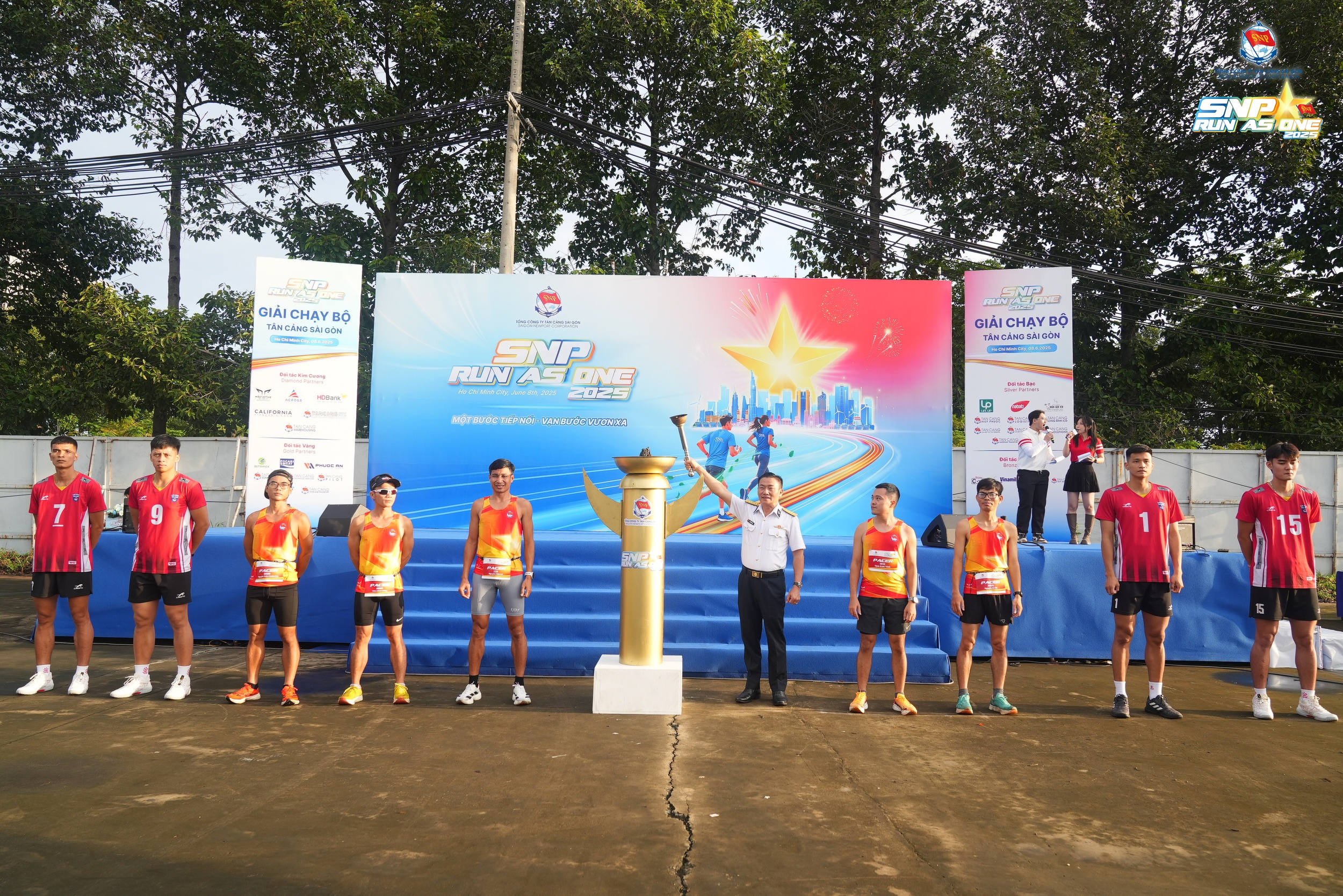 Nghi thức rước đuốc v&agrave; thắp đ&agrave;i lửa khai mạc sự kiện Giải chạy bộ T&acirc;n Cảng S&agrave;i G&ograve;n lần thứ 3 - SNP Run As One 2025.