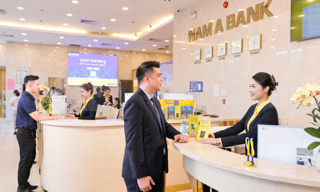 Khách hàng giao dịch tại Nam A Bank.