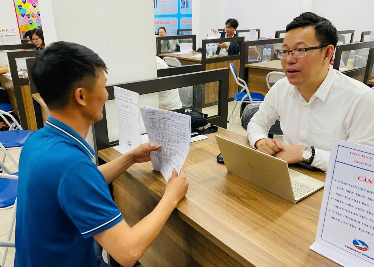 Bộ phận tuyển dụng của c&aacute;c doanh nghiệp trao đổi với ứng vi&ecirc;n. Ảnh: Thanh Hải.