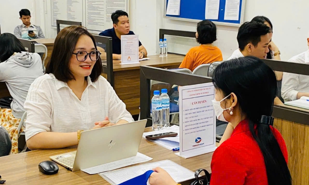 Doanh nghiệp tham gia tuyển dụng tại sàn việc làm Hà Nội. Ảnh: Thanh Hải.