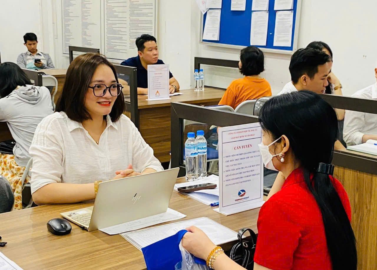 Doanh nghiệp tham gia tuyển dụng tại sàn việc làm Hà Nội. Ảnh: Thanh Hải.