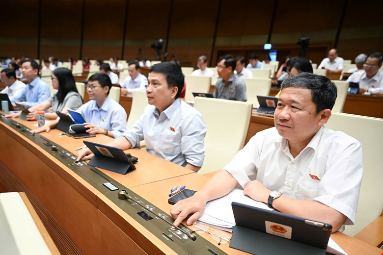 C&aacute;c đại biểu bấm n&uacute;t biểu quyết th&ocirc;ng qua Luật.