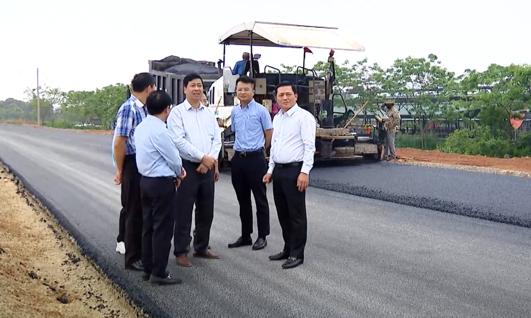 Ông Nguyễn Cao Sơn - Phó Chủ tịch UBND tỉnh Ninh Bình kiểm tra tiến độ triển khai thực hiện Dự án đầu tư xây dựng tuyến đường Đông - Tây, giai đoạn I