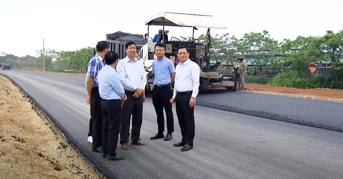 Ông Nguyễn Cao Sơn - Phó Chủ tịch UBND tỉnh Ninh Bình kiểm tra tiến độ triển khai thực hiện Dự án đầu tư xây dựng tuyến đường Đông - Tây,  giai đoạn I