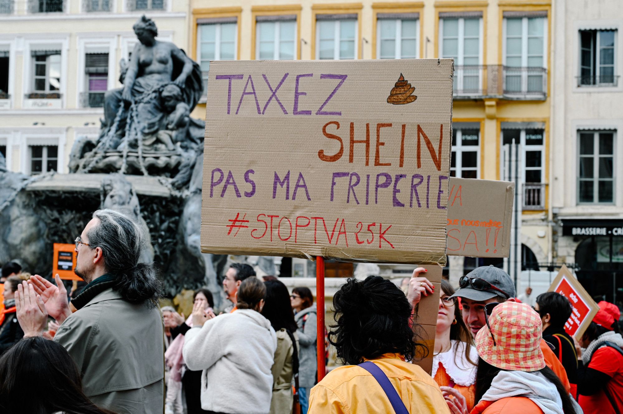 Thượng viện Ph&aacute;p đ&atilde; xem x&eacute;t th&ocirc;ng qua một văn bản nhắm v&agrave;o thời trang nhanh.