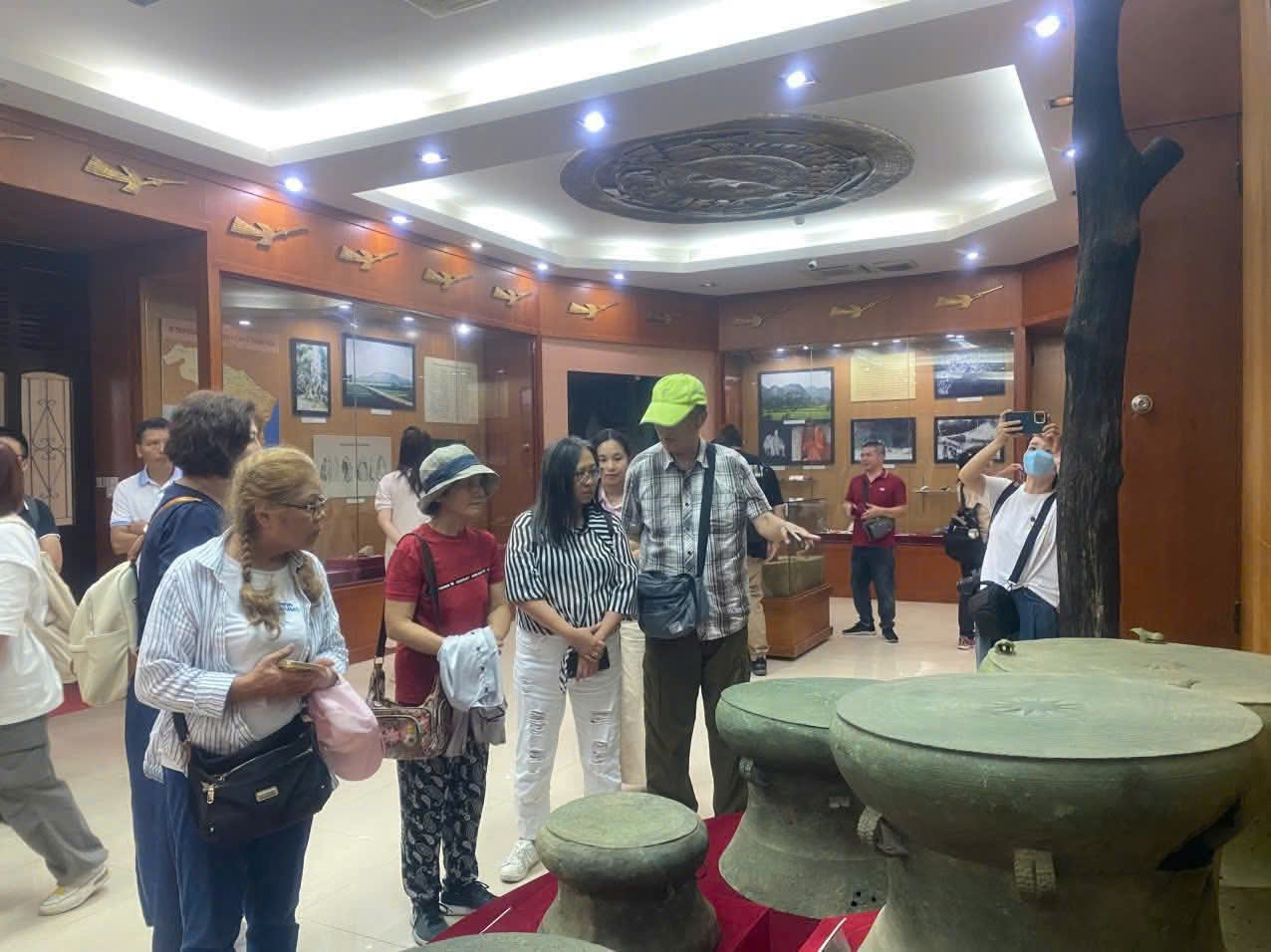 Đoàn thăm quan bảo tàng tỉnh