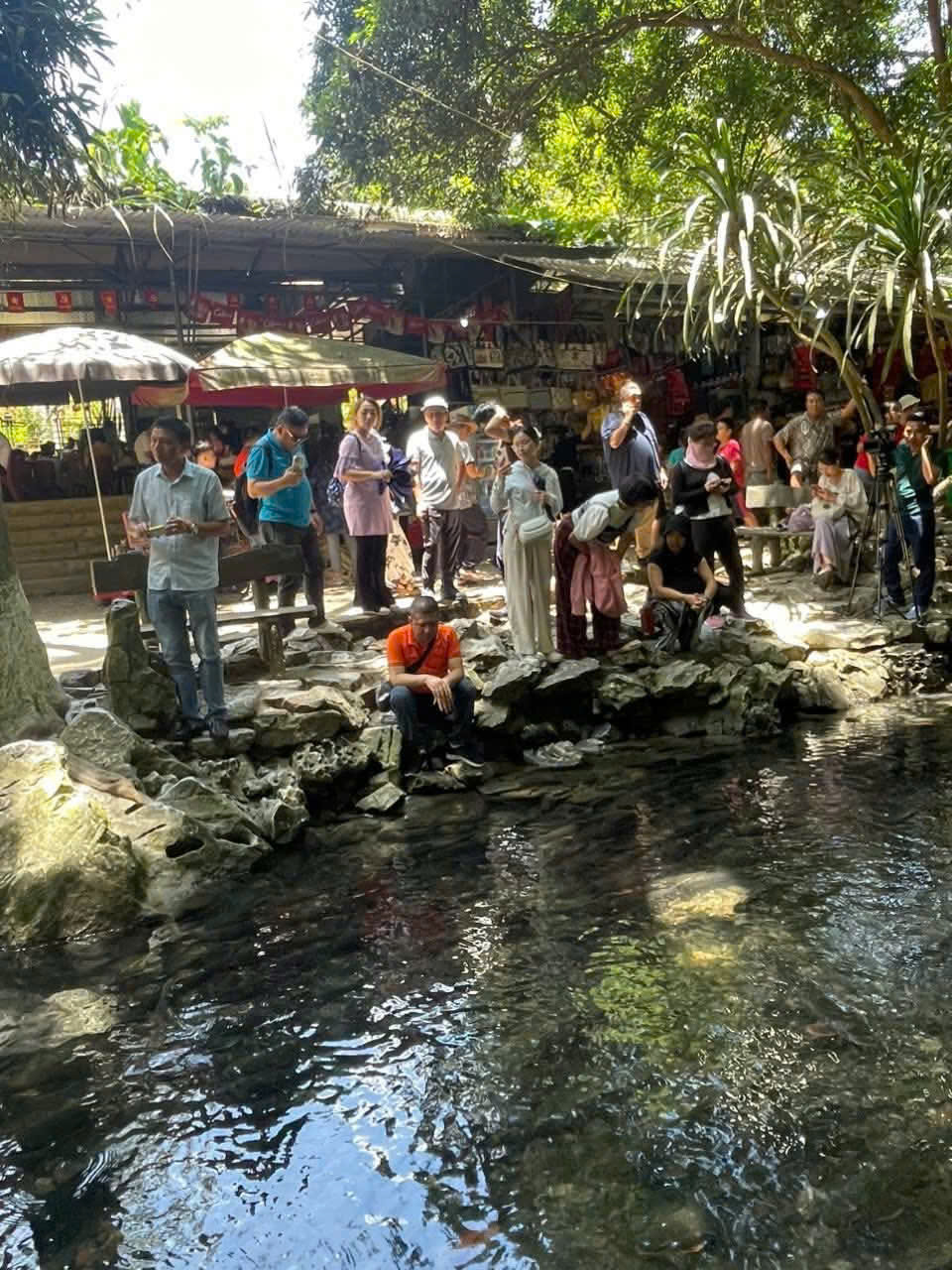 Đo&agrave;n Famtrip thăm quan suối c&aacute; thần Cẩm Lương