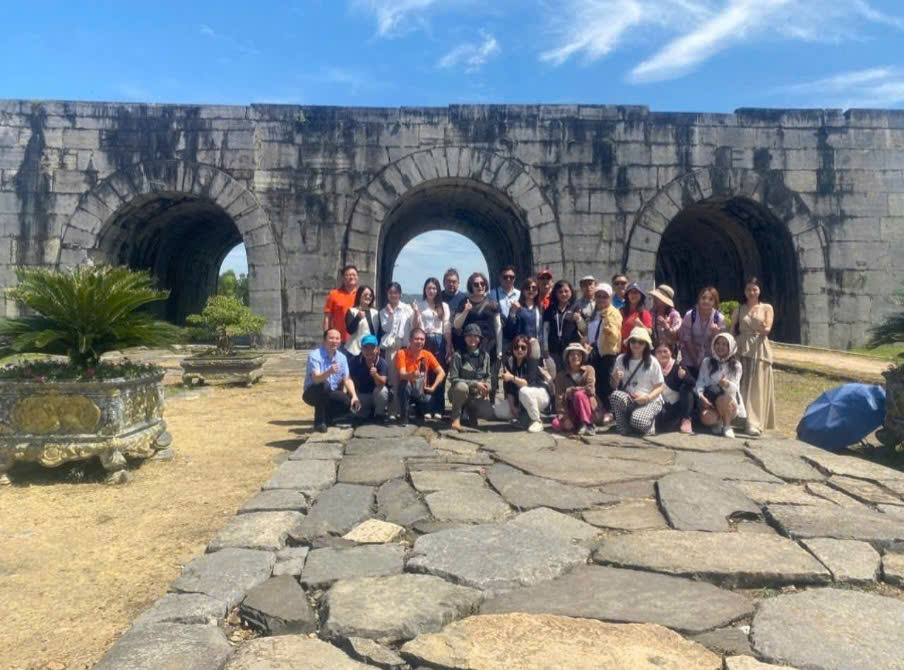 Đo&agrave;n Famtrip thăm quan Th&agrave;nh nh&agrave; Hồ