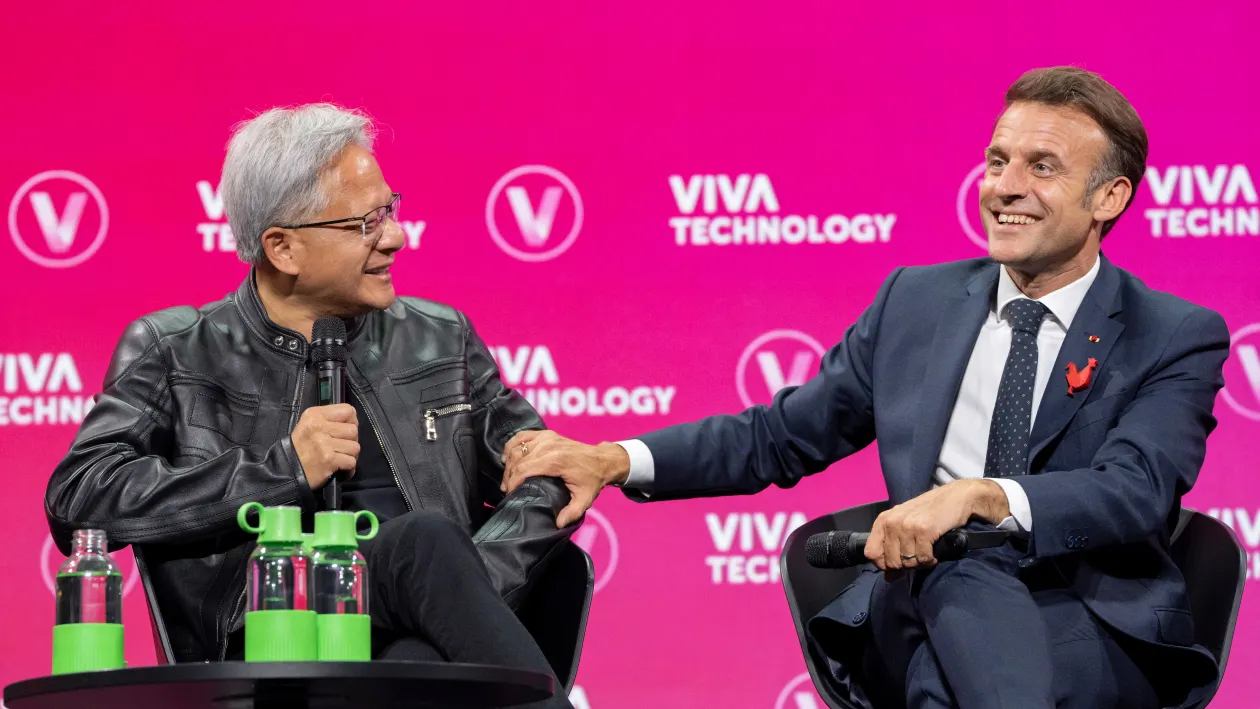 Giám đốc Điều hành Nvidia Jensen Huang (bên trái) và Tổng thống Pháp Emmanuel Macron tại hội nghị VivaTech 2025 ở Paris, Pháp.