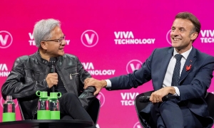 Giám đốc Điều hành Nvidia Jensen Huang (bên trái) và Tổng thống Pháp Emmanuel Macron tại hội nghị VivaTech 2025 ở Paris, Pháp.