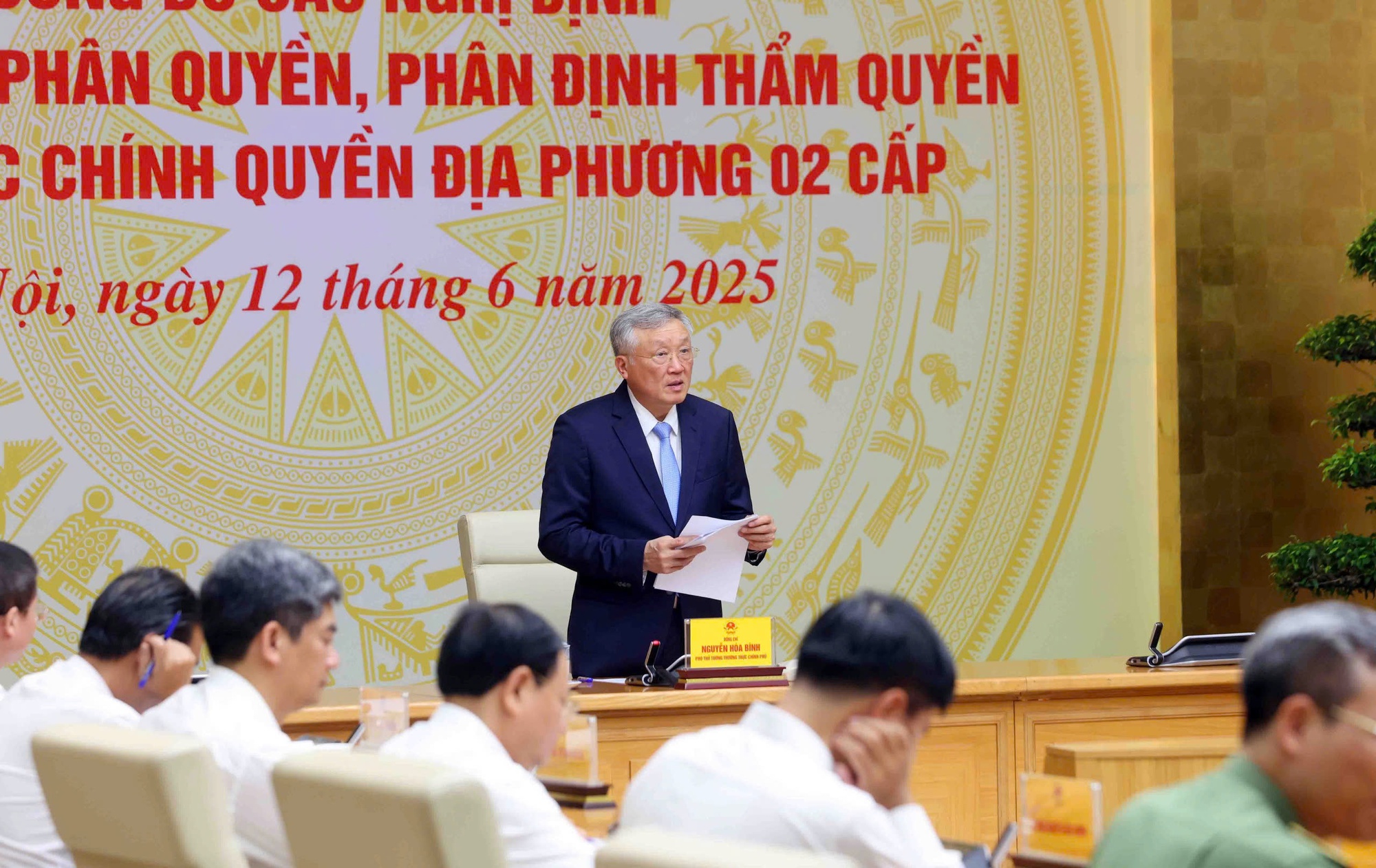 Phó Thủ tướng Thường trực Chính phủ Nguyễn Hòa Bình: Thành công của Hội nghị hôm nay chỉ là bước khởi đầu. Đưa các Nghị định đi vào cuộc sống, biến tinh thần “chính quyền phục vụ” thành hành động cụ thể đó mới là thước đo thực sự của cải cách - Ảnh: VGP/Nguyễn Hoàng