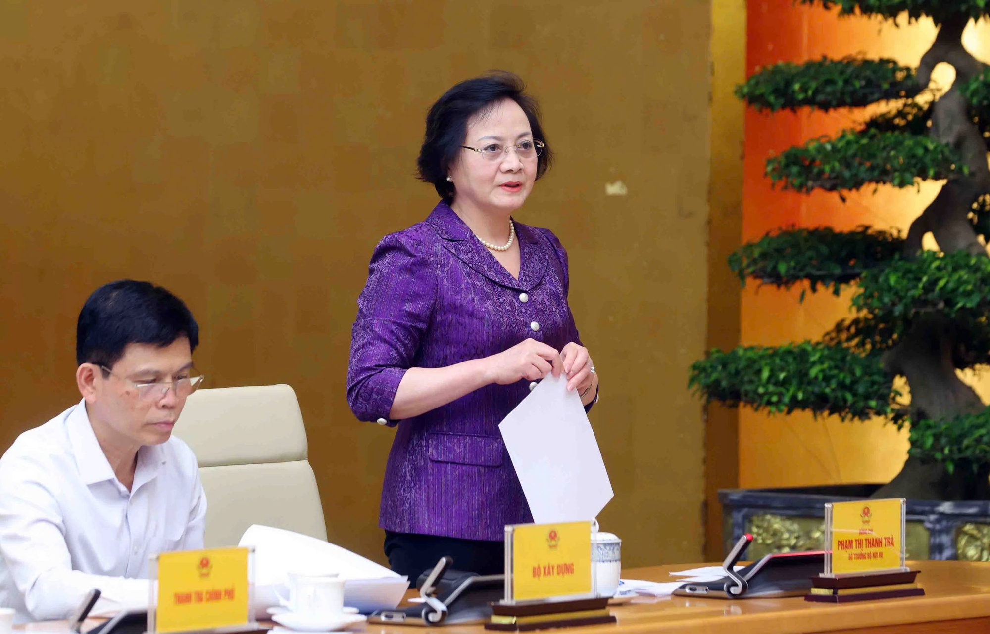 Bộ trưởng Bộ Nội vụ Phạm Thị Thanh Trà báo cáo kết quả xây dựng các Nghị định về phân cấp, phân quyền và phân định thẩm quyền gắn với mô hình tổ chức chính quyền địa phương 02 cấp - Ảnh: VGP/Nguyễn Hoàng