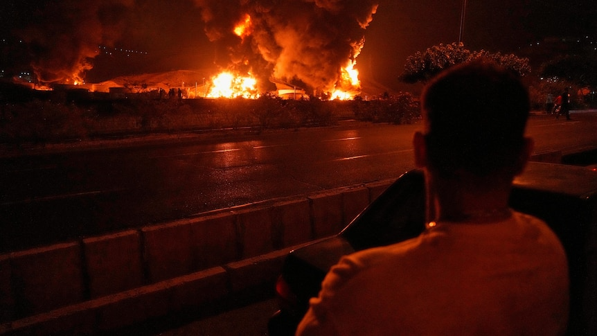 Một cơ sở trữ dầu của Iran bị Israel tấn công vào ngày Chủ Nhật - Ảnh: AP