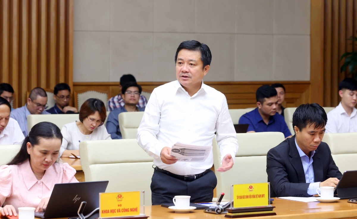 Đại diện VNPT giới thiệu hệ thống trợ l&yacute; ảo - Ảnh: VGP/Nguyễn Ho&agrave;ng