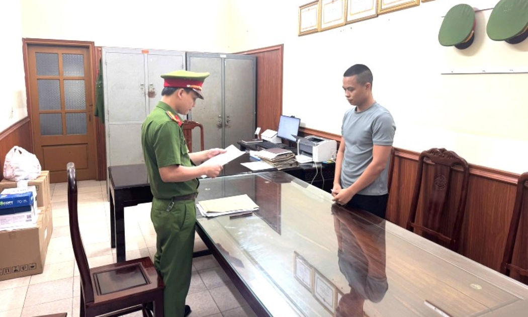 Cơ quan CSĐT Công an tỉnh Ninh Bình công bố lệnh bắt bị can để tạm giam đối với Lê Văn Hải, chủ kênh TikTok 