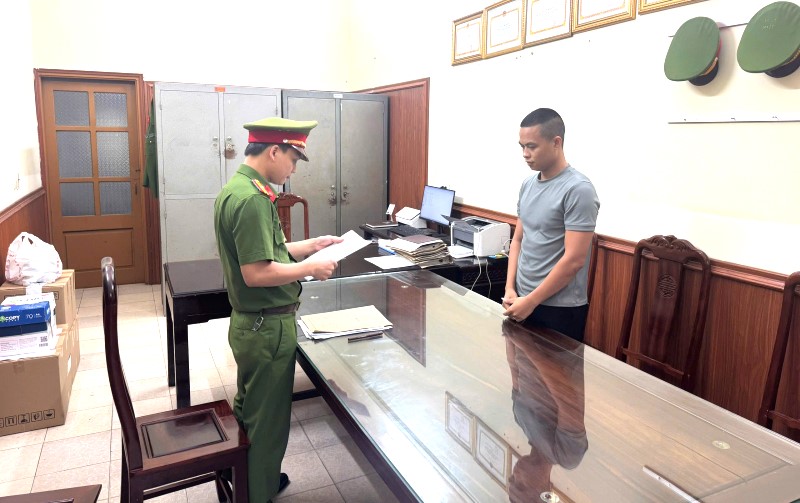 Cơ quan CSĐT Công an tỉnh Ninh Bình công bố lệnh bắt bị can để tạm giam đối với Lê Văn Hải, chủ kênh TikTok "Gia đình Hải Sen". Ảnh: Cơ quan công an