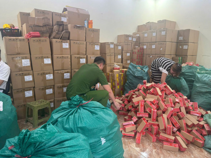 Ph&ograve;ng Cảnh s&aacute;t kinh tế, C&ocirc;ng an tỉnh Ninh B&igrave;nh kiểm tra kho h&agrave;ng của C&ocirc;ng ty TNHH Hải Sen.&nbsp;Ảnh: Cơ quan C&ocirc;ng an