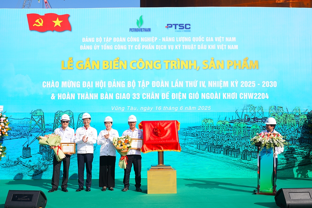 Đồng chí Lê Thị Thủy, Ủy viên Ban Chấp hành Trung ương Đảng, Phó Bí thư Đảng ủy Chính phủ và đồng chí Trần Quang Dũng, Phó Bí thư Thường trực Đảng ủy Petrovietnam trao quyết định và tặng hoa chúc mừng tập thể PTSC.
