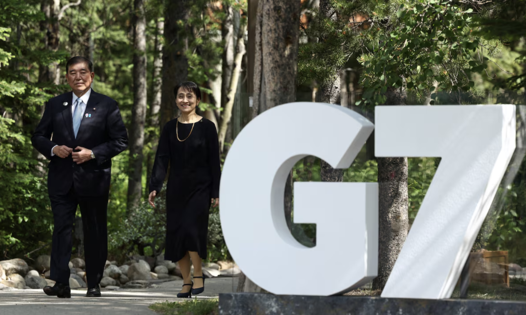 Thủ tướng Nhật Bản Shigeru Ishiba và phu nhân tới dự hội nghị thượng đỉnh G7 ở Canada ngày 16/6 - Ảnh: Reuters.
