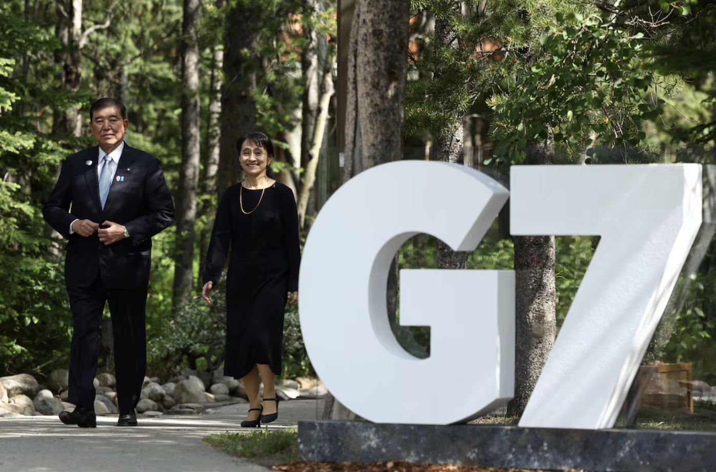 Thủ tướng Nhật Bản Shigeru Ishiba và phu nhân tới dự hội nghị thượng đỉnh G7 ở Canada ngày 16/6 - Ảnh: Reuters.