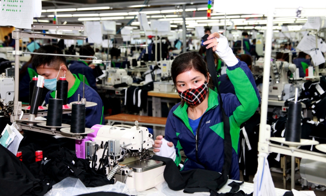 Lao động trong khu vực doanh nghiệp hiện đang làm việc theo quy định là 48 giờ mỗi tuần. Ảnh: Mạnh Dũng.