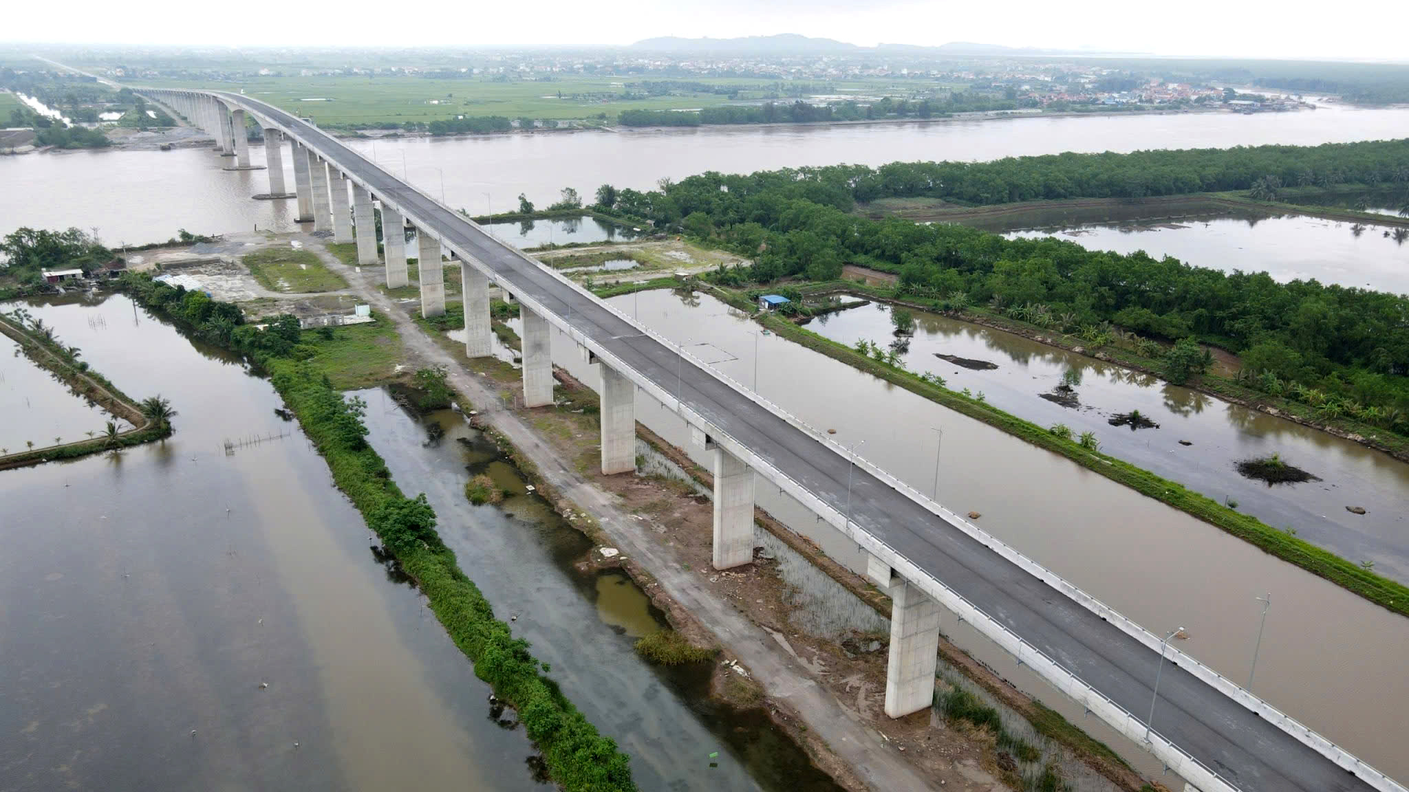 Cầu vượt sông Văn Úc thuộc dự án BOT tuyến đường ven biển mà Hải Phòng thực hiện hoàn trả nhà đầu tư hơn 1.670 tỷ đồng.