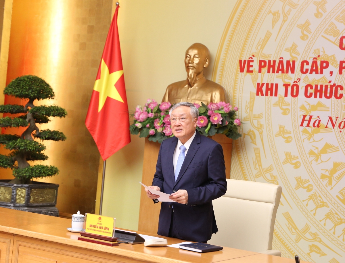 Ph&oacute; Thủ tướng Thường trực Ch&iacute;nh phủ Nguyễn H&ograve;a B&igrave;nh ghi nhận v&agrave; đ&aacute;nh gi&aacute; cao c&aacute;c bộ, ng&agrave;nh đ&atilde; nghi&ecirc;m t&uacute;c thực hiện chỉ đạo của Bộ Ch&iacute;nh trị để x&acirc;y dựng, ban h&agrave;nh 28 Nghị định quan trọng n&agrave;y đ&uacute;ng thời hạn - Ảnh: VGP/Nguyễn Ho&agrave;ng